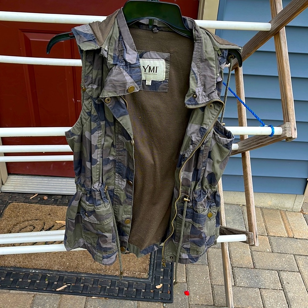 Women’s camo vest, size M